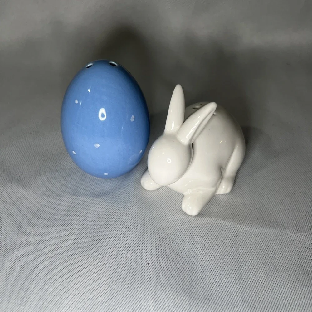 NEW Easter Bunny And Egg‎ Salt and Pepper Shaker